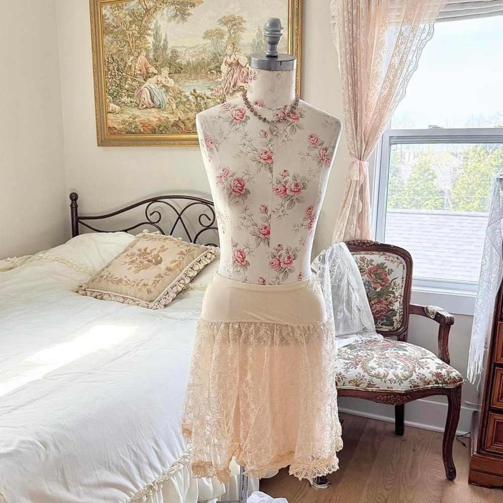 ace mini skirt Y2K cream lace mini skirt Eco size small